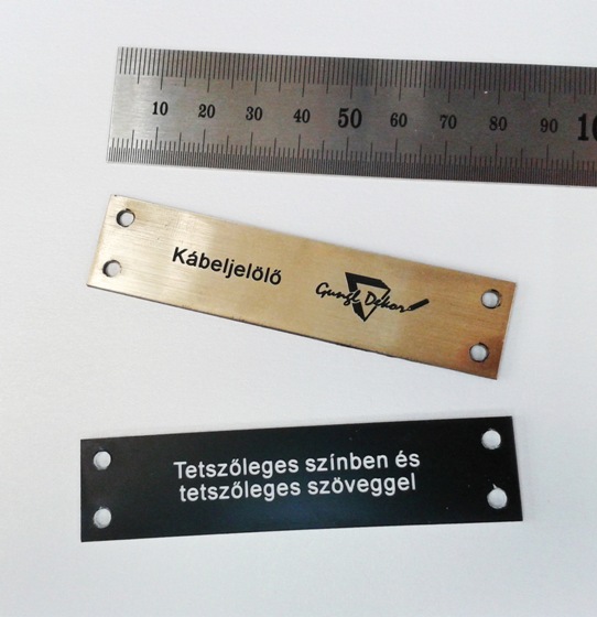Kábeljelölő műanyag tábla egyedi gravírozott szöveggel többféle színben