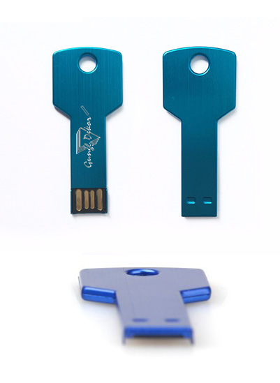 Kulcs alakú 8GB-os pendrive többféle színben egyedi gravírozott szöveggel