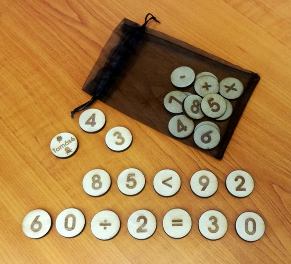 Matematikai oktató fakorongok kisiskolásoknak gravírozott natúr fából egyedi gravírozással