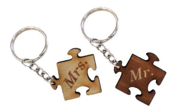 Mr és Mrs puzzle alakú összetartozó biléta pároknak egyedi szöveggel kulcstartó lánccal és karikával ellátva 2db-os gravírozott bükkfa kivitelben