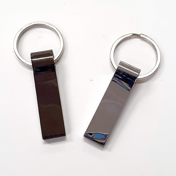Szürke pendrive kulcstartós masszív strapabíró fémvázas egyedi gravírozott felirattal