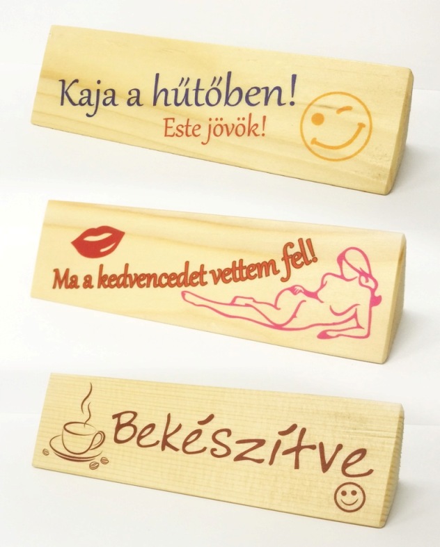Üzenő fahasáb 3 oldalán különböző egyedi színes szöveges figurás üzenettel